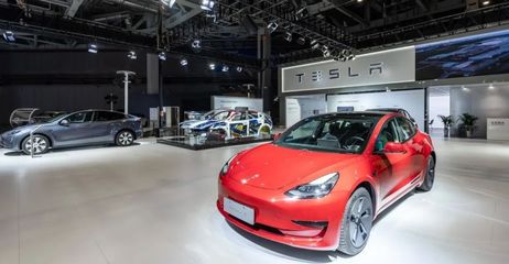 進博的熱度上海的溫度 | 拆解版特斯拉亮相，上海超級工廠“搬”上展臺，數據與網絡服務成焦點